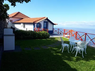 a kitchen with a washing machine and a washer at Casa Villa Dinastía Sótão Y Casa Villa Dinastía Miramar in Ribeira Brava