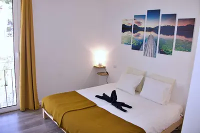 a bedroom with a bed with two birds sitting on it at Apartamento DAVI in Funchal