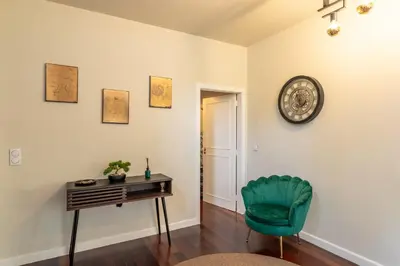 a room with a desk and a green chair at VILLA LEONARDO in Caniço