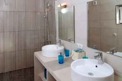 a bathroom with two sinks and a mirror at Spacious 3 bedroom villa with pool in Luz