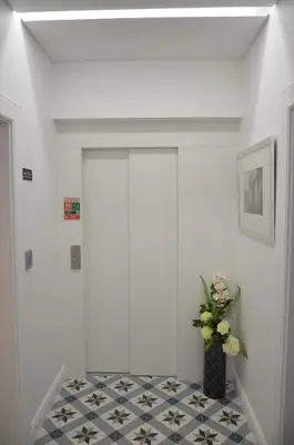 a room with a vase of flowers on a tile floor at Edificio Charles 101 in Funchal