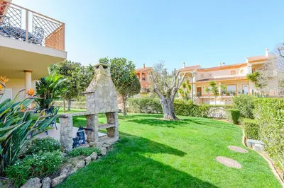 a garden with a stone monument in a yard at Casa Sunny Days - Boavista Resort in Lagos