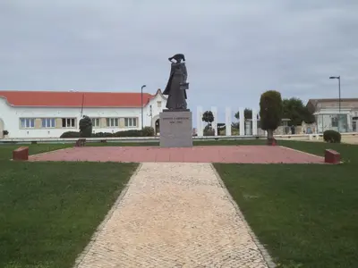 a statue in the middle of a park with a building at Cool Villas T4 in Sagres
