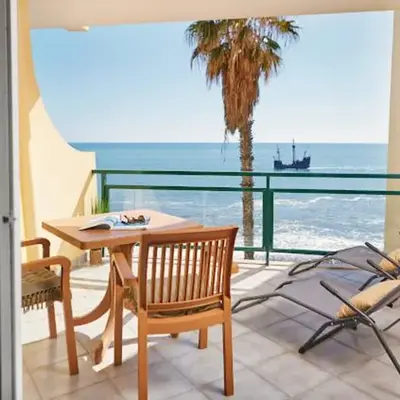 Lovely apartment with pool and sea view