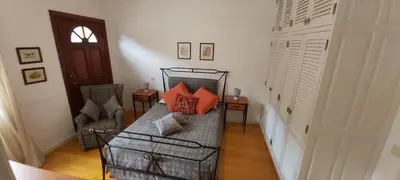a living room with a couch with orange pillows on it at Paraíso Resiliente in Santana