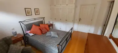 a bedroom with a bed with orange pillows on it at Paraíso Resiliente in Santana