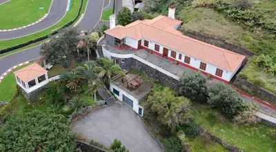 an overhead view of a house with a red roof at Paraíso Resiliente in Santana