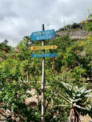 a street sign in front of a house at Paraíso Resiliente in Santana