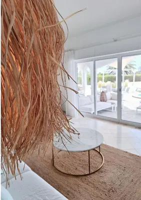 a room with a coffee table and a large sculpture at Casa Oceanis in Salema