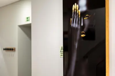 a bronze hand on a door in a room at Casa da Praia, 2min de la PLAGE, hyper centre in Machico