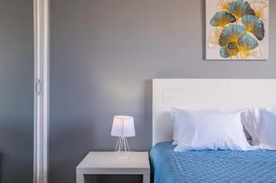 a bedroom with a bed and a lamp on a table at Canico Vip Lodging by Homie in Santa Cruz
