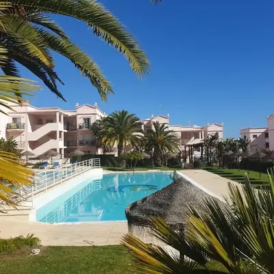 Top-floor 2 BR holiday home with sea view and pool
