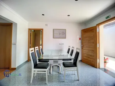 a dining room with a table and chairs at Yohanna's accommodation in Campanário