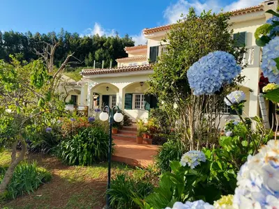 a house with flowers in the front yard at Villa Paraiso - Traumgarten, Meerblick, Wandern und Golf in Funchal