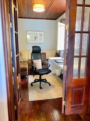 a office with a chair and a desk in a room at Villa Paraiso - Traumgarten, Meerblick, Wandern und Golf in Funchal