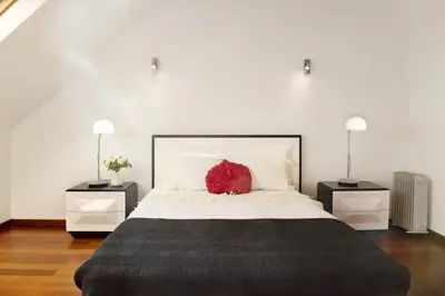 two beds in a room with two windows at Villa Aurélio in Campanário