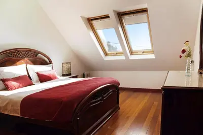 a white room with a bed and a zebra rug at Villa Aurélio in Campanário