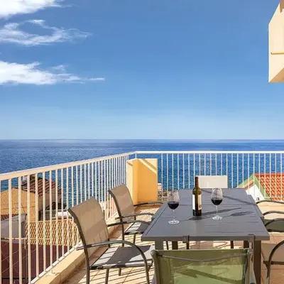 villa com piscina entre o mar e as montanhas