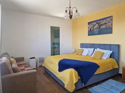a bedroom with a bed and a large window at Villa Familia Dehoux in Camacha