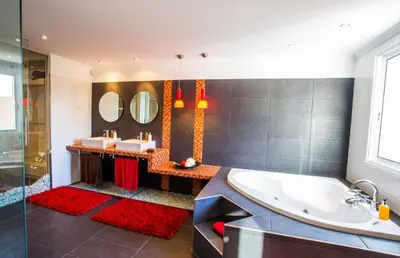 a bathroom with a tub and two sinks and mirrors at Villa Fanny in Ribeira Brava