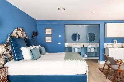 a bedroom with blue walls and a bed at Villa Camélia Boutique House in Camacha
