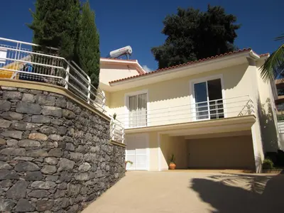 a white house with a stone wall at Villa Hansen in Garajau - Cristo Rei in Caniço