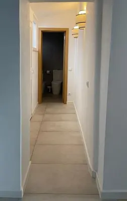 a hallway with a bathroom with a toilet and a hallwayngth at Casa Sagres T2 - 3 minutos a pé Praia da Mareta in Sagres