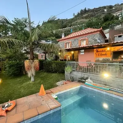 Secluded cottage w pool
