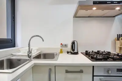 a kitchen with a sink and a stove at Apartamento Forum View Studio in Funchal