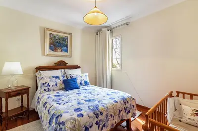 a bedroom with a bed and a window at Villa Retiro in Canhas
