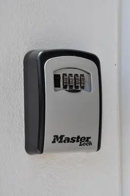 a switch on the side of a wall at Casa do Cantinho do Muro in São Vicente
