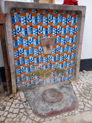 a tiled wall with a hole in the middle at Casa Luna, Burgau - Luz, Lagos in Burgau